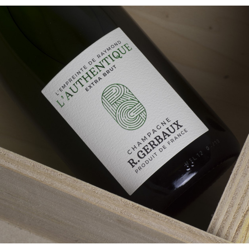 Kasse med 6 flasker L’Authentique Extra Brut Champagne – Frisk og frugtig med røde frugter og fersken hints – Perfekt til enhver lejlighed.