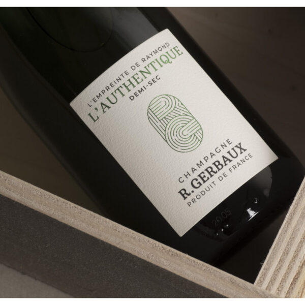 Kasse med 6 flasker Champagne L’Authentique Demi Sec – en sød og mild champagne med frugtig smag.