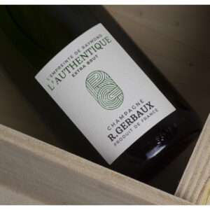 Kasse med 6 flasker L’Authentique Extra Brut Champagne – Frisk og frugtig med røde frugter og fersken hints – Perfekt til enhver lejlighed.