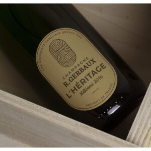 Kasse med 6 flasker L’Héritage 2016 Extra Brut Champagne – Årgangschampagne med ristede dufte, nødder og sød citrus.