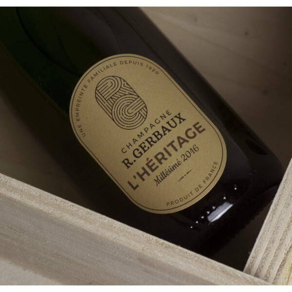 Kasse med 6 flasker L’Héritage 2016 Extra Brut Champagne – Årgangschampagne med ristede dufte, nødder og sød citrus.